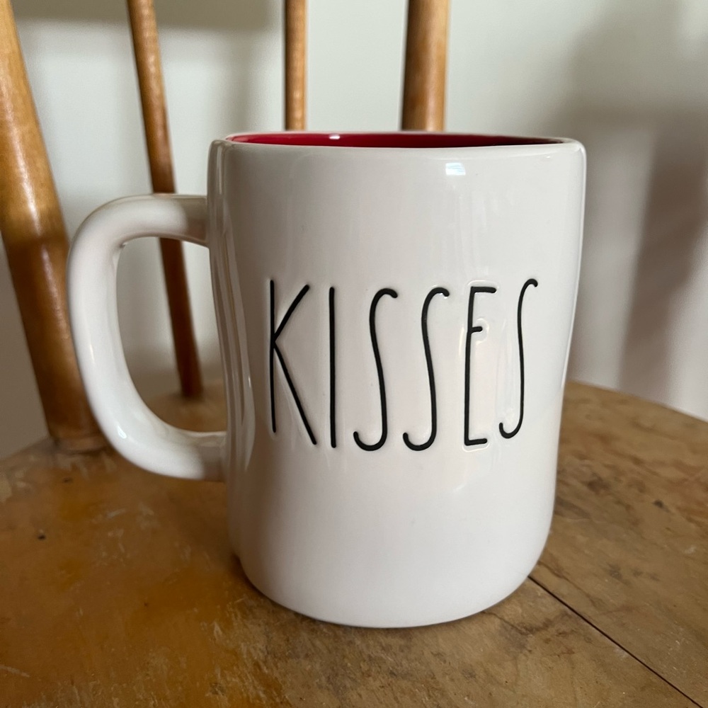 Rae Dunn ‘Hugs & Kisses’ mug
